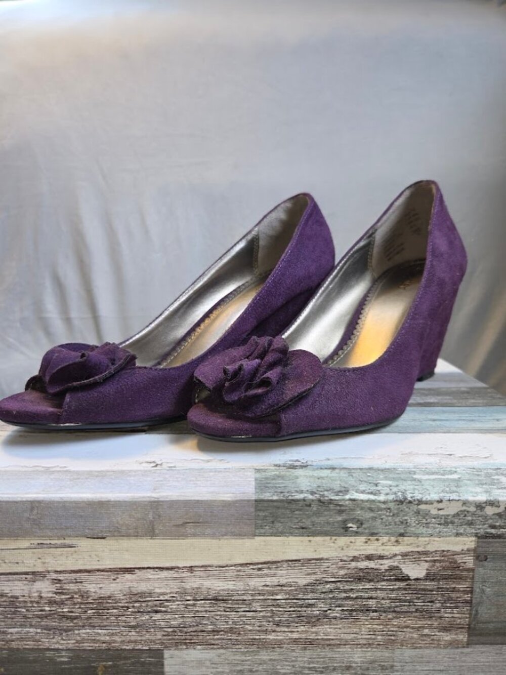 Dexter Women's Size 7.5W Suede Wedge Heel Shoes Deep Purple with ruffles